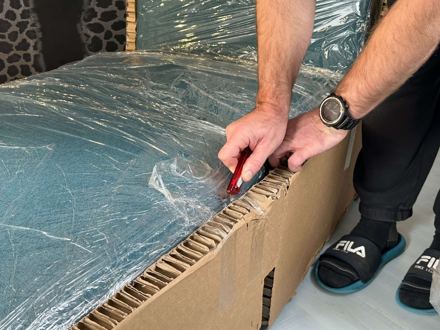 Bruno Ecksofa wird ausgepackt
